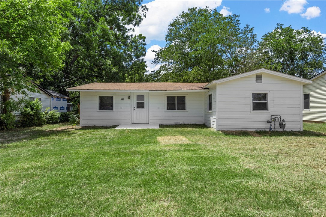 a view of a back yard of the house