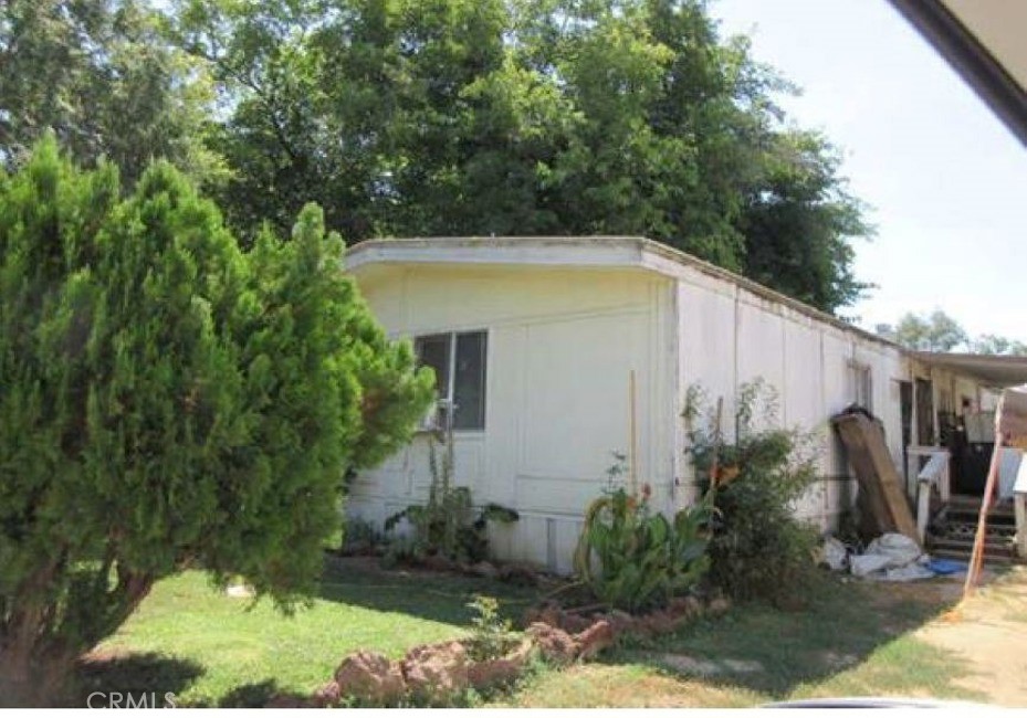 a view of a back yard of the house