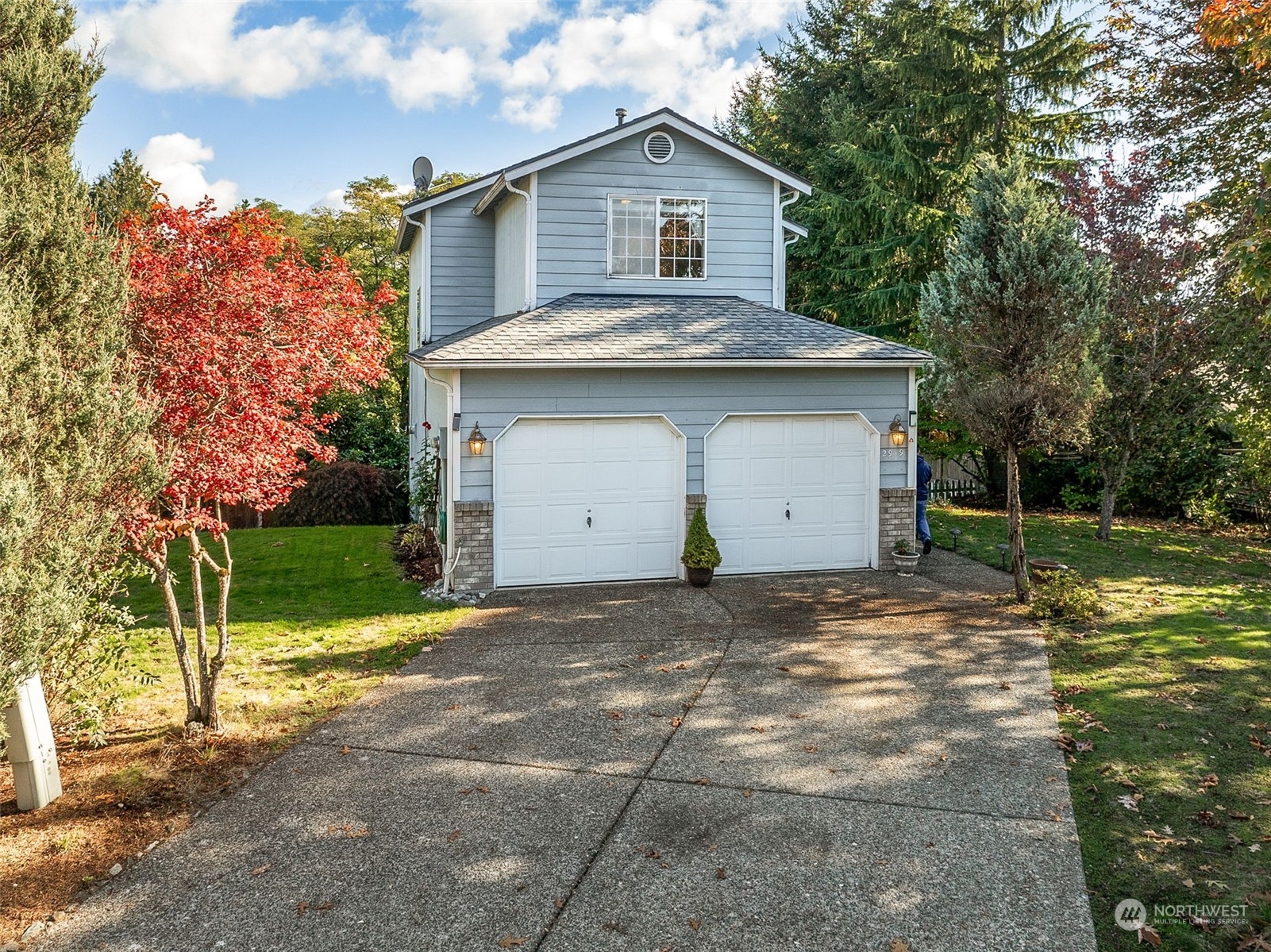 a view of a house with backyard and trees