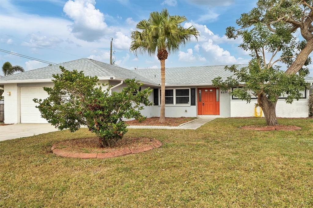 a view of a house with yard and tree s