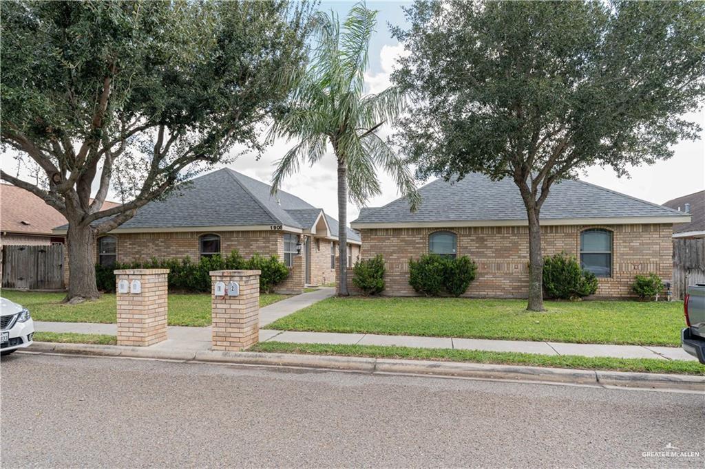 View of front facade with a front yard