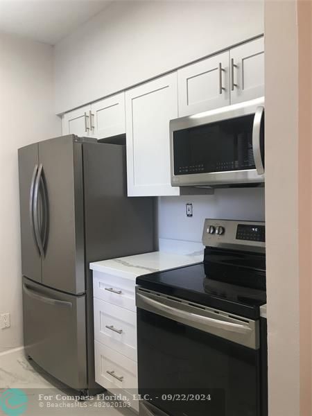 Kitchen in white & stainless steel