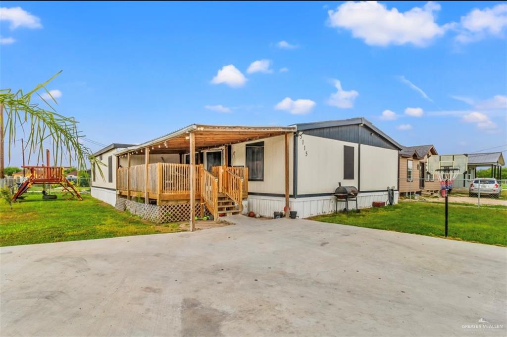 a view of a house with backyard and garden