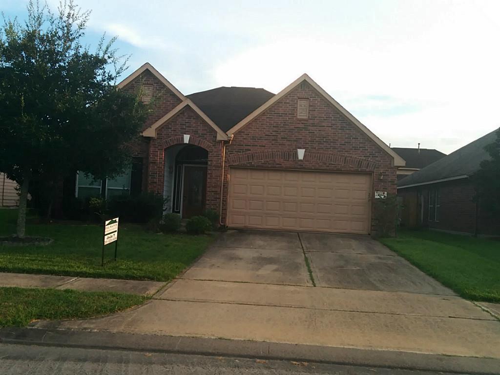 a front view of house with garage and yard