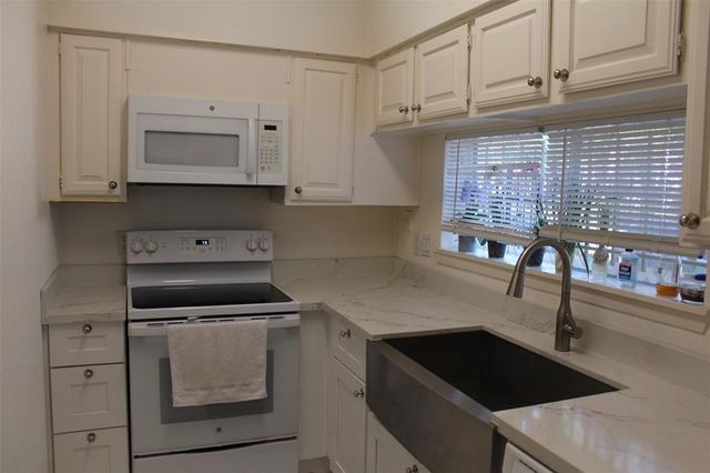 $90,000 | 10855 Meadowglen Lane, Unit 916 | Westchase