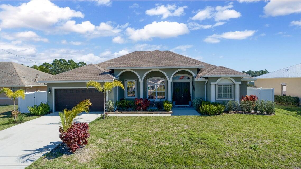 a view of a house with a backyard