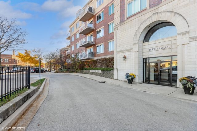 $449,900 | 14 South Ashland Avenue, Unit 403 | La Grange