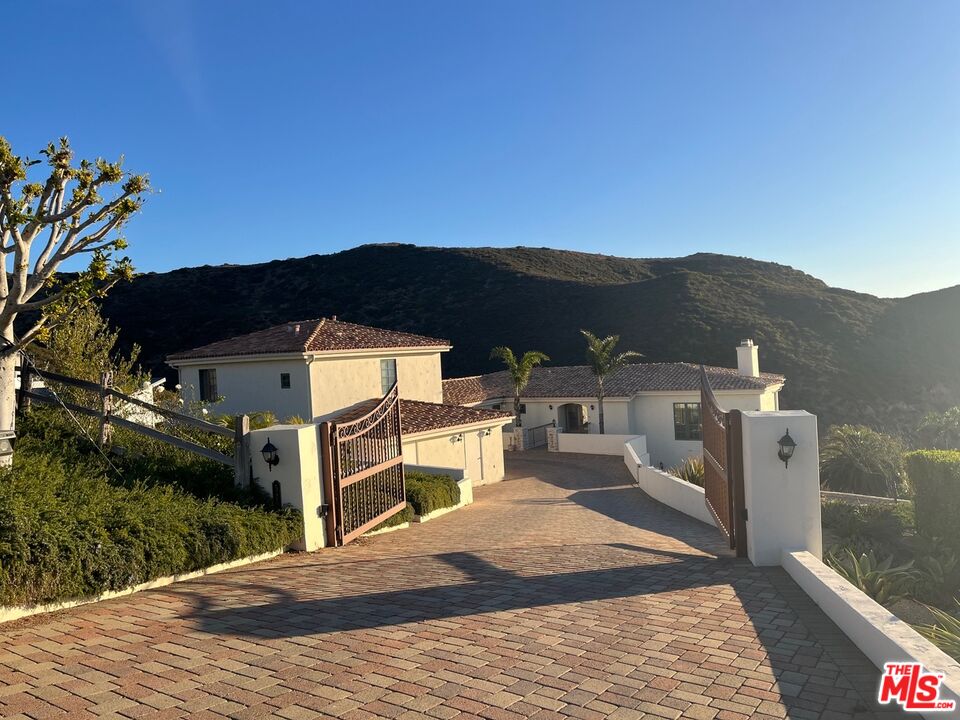 a view of a house with a backyard