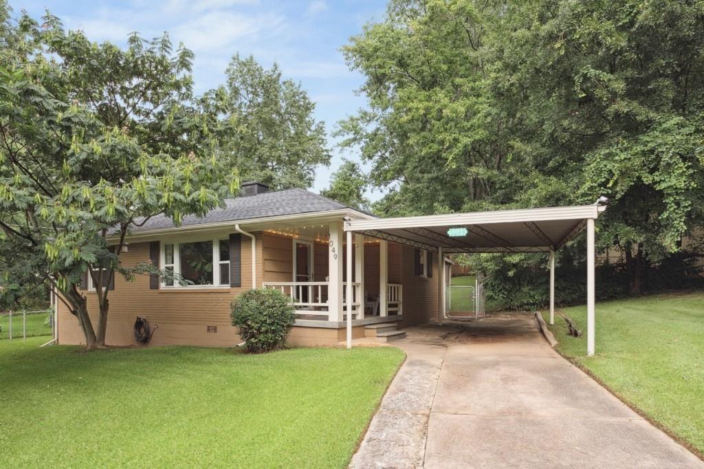 a view of a house with backyard and garden