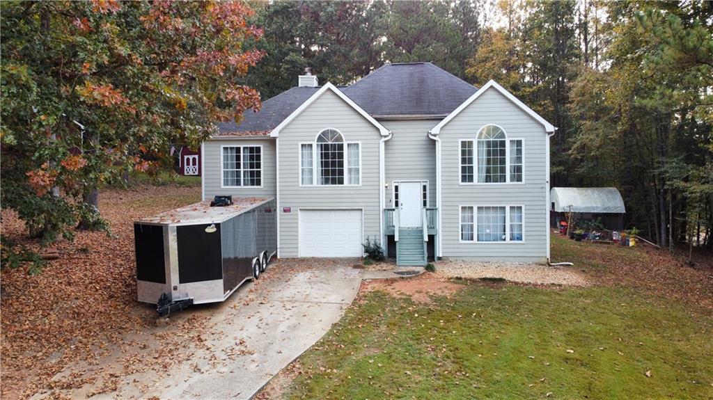 a view of a yard in front of house