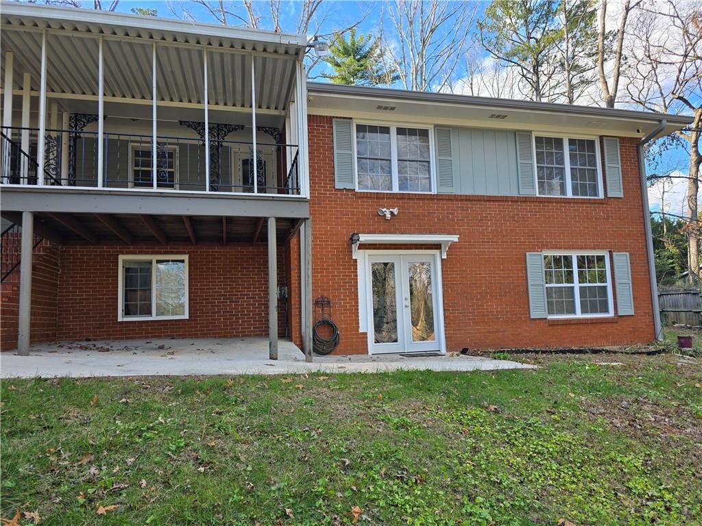 a view of house with front yard