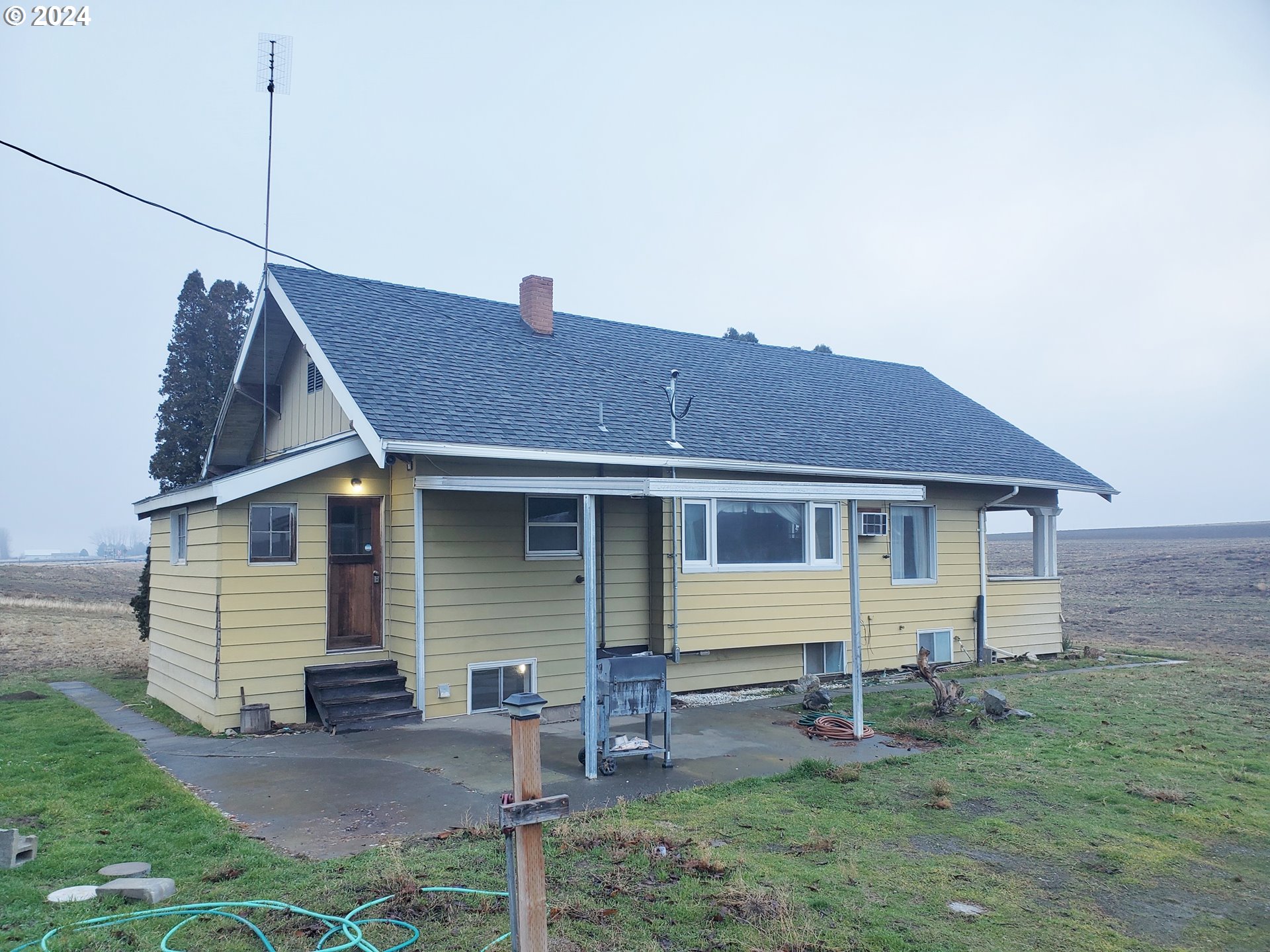 a front view of house with yard