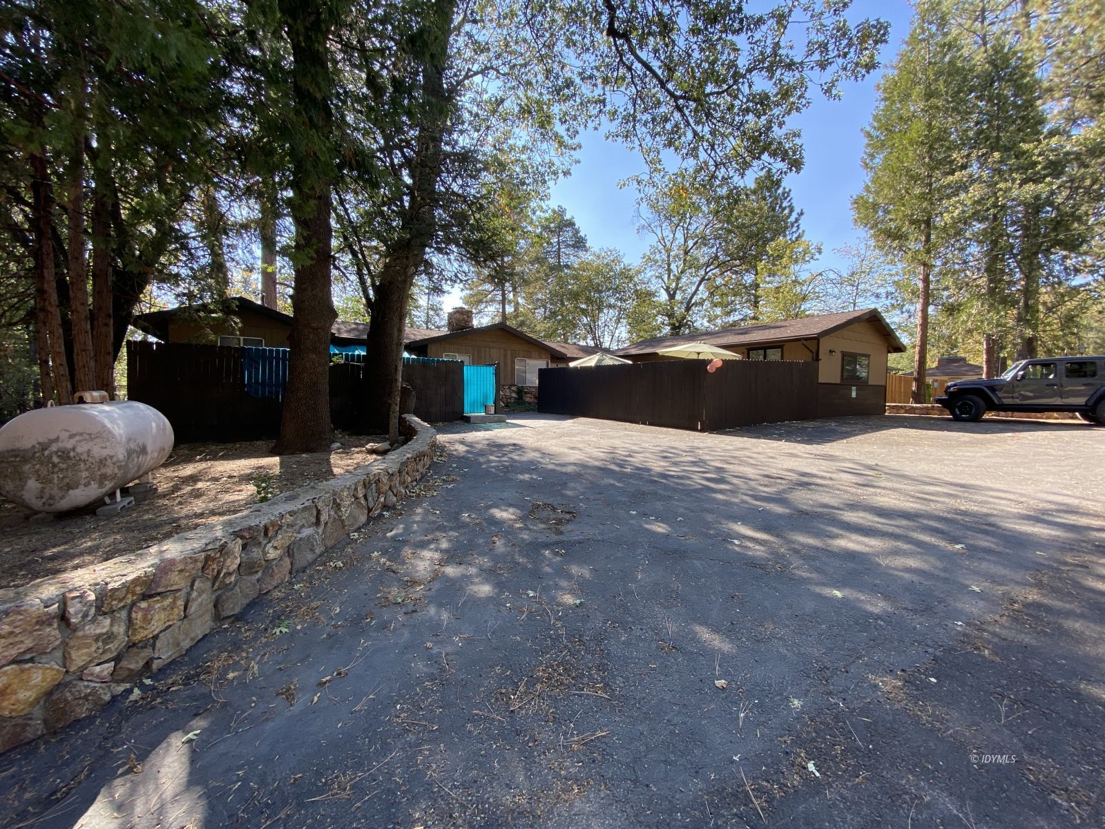 a view of a outdoor space with a house