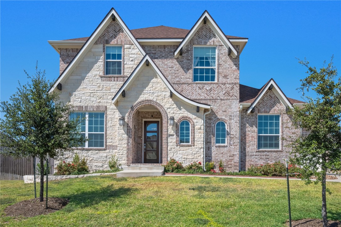 Craftsman-style house featuring a front yard