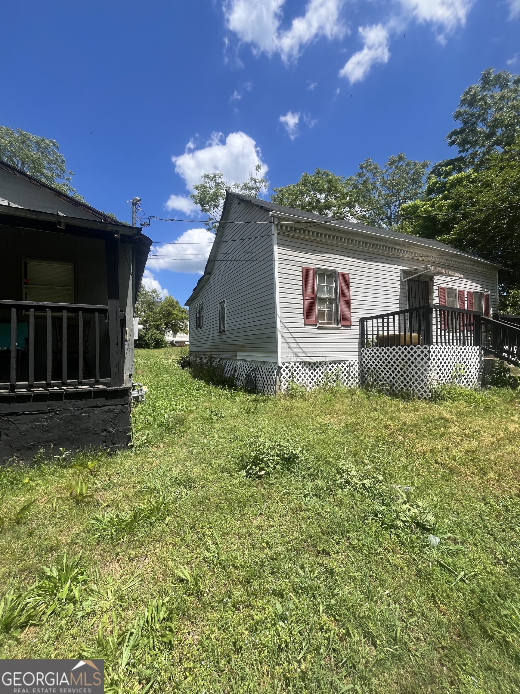 a view of a house with a yard