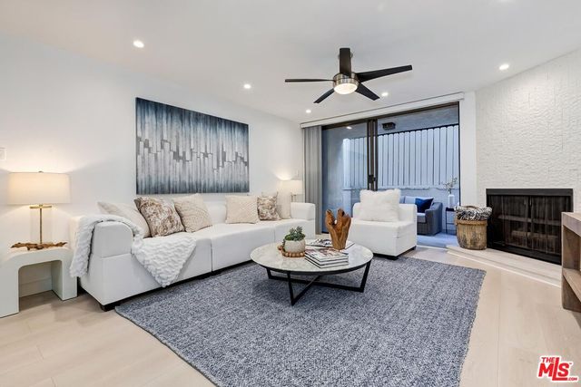 $1,050,000 | 838 South Barrington Avenue, Unit 103 | Brentwood