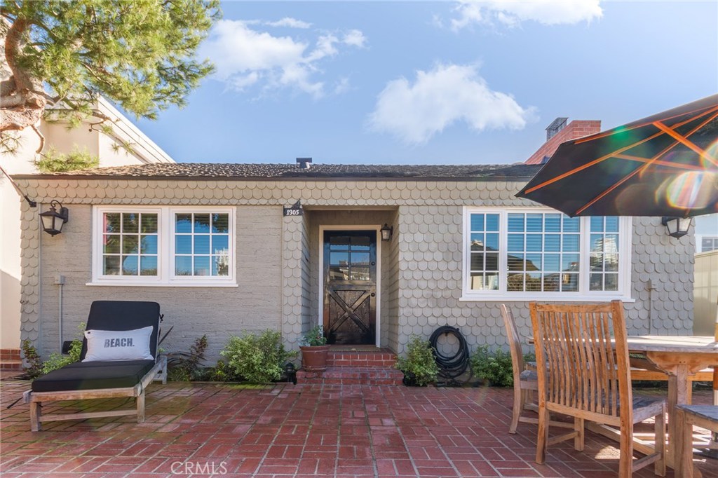 a view of a house with backyard and sitting area