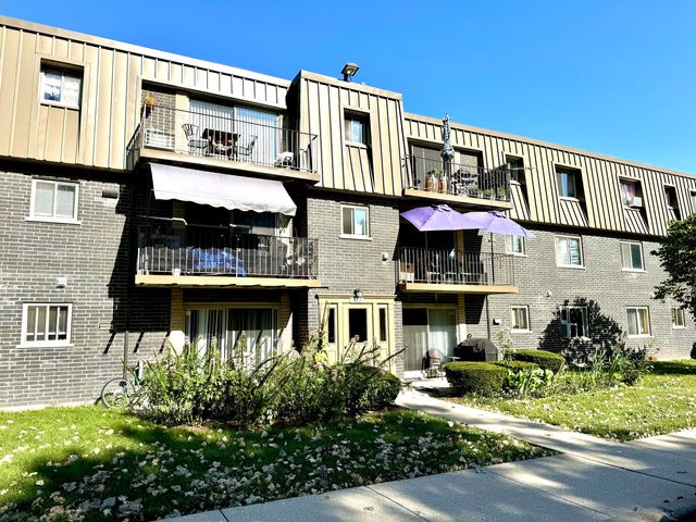 $187,000 | 572 Fairway View Drive, Unit 2B | Wheeling