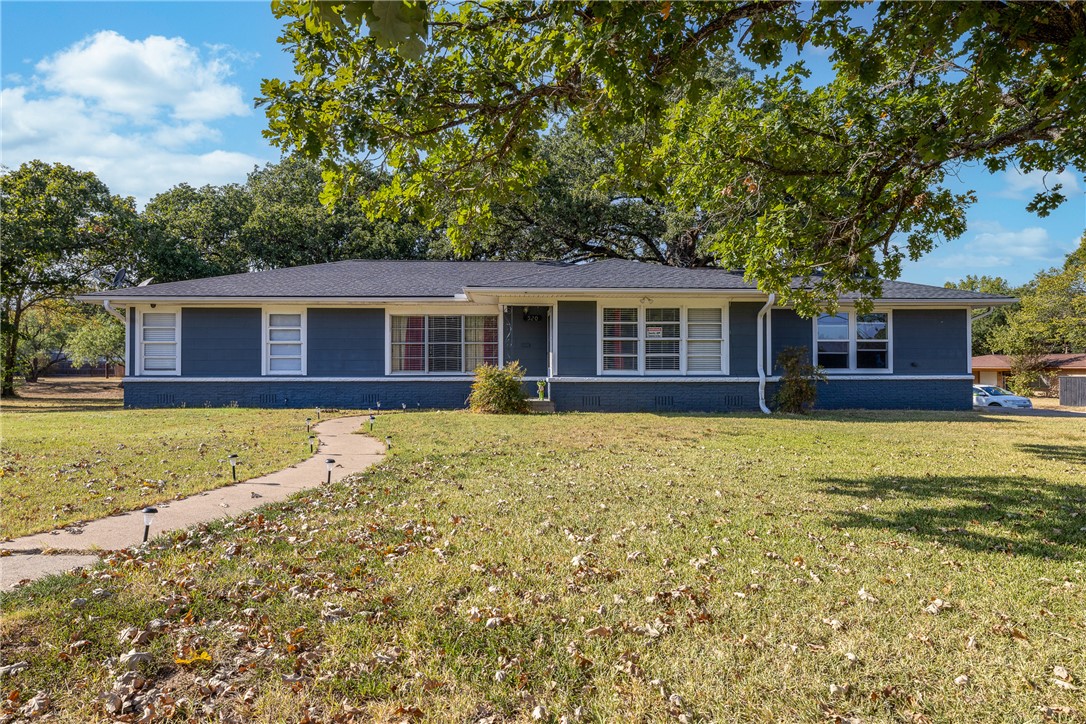 Ranch-style house featuring a front yard