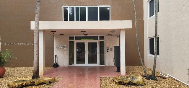 $2,350 | 6940 Miami Gardens Drive, Unit 1431 | Country Club of Miami