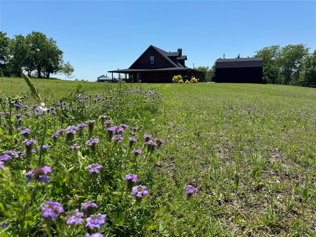 a flower garden is sitting in the middle of a field