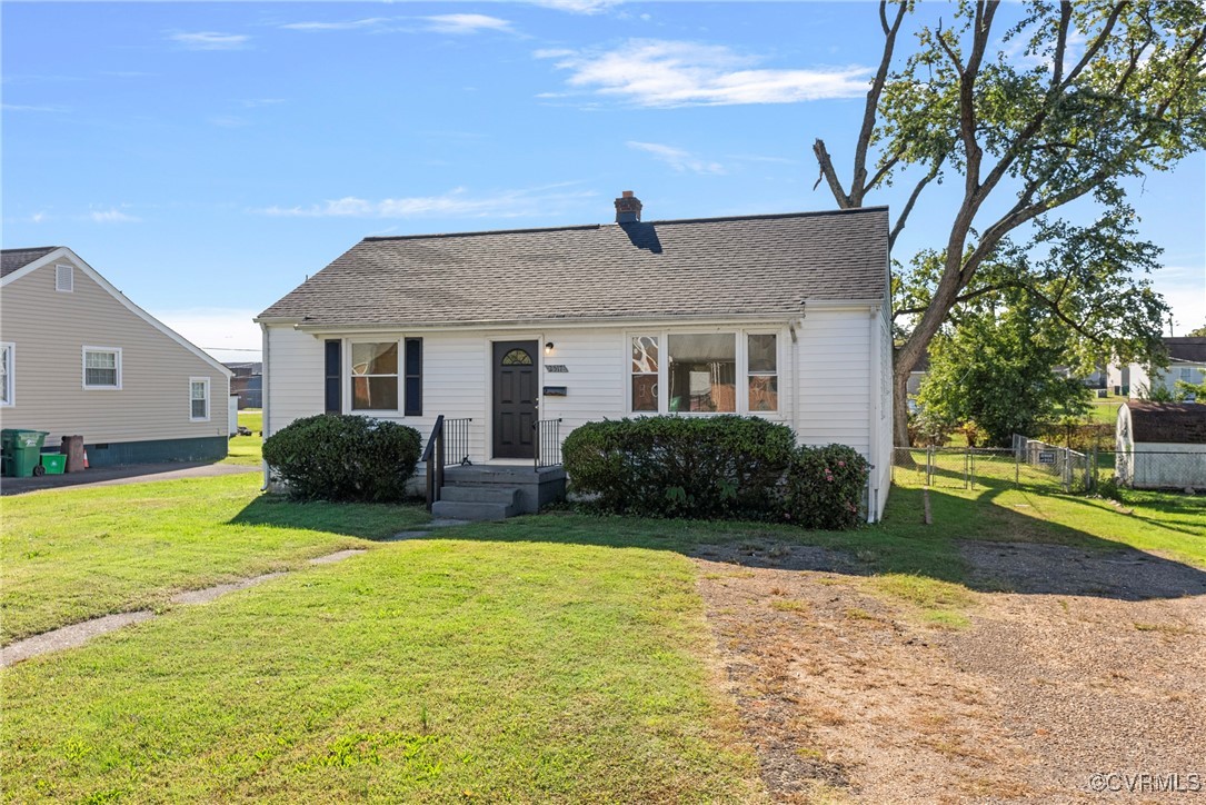 a view of a house with backyard and garden