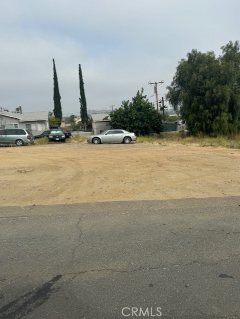 a view of a parking area