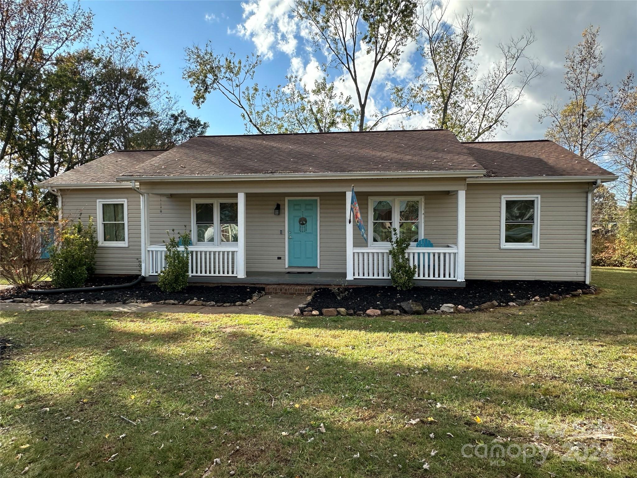 a view of a house with a yard