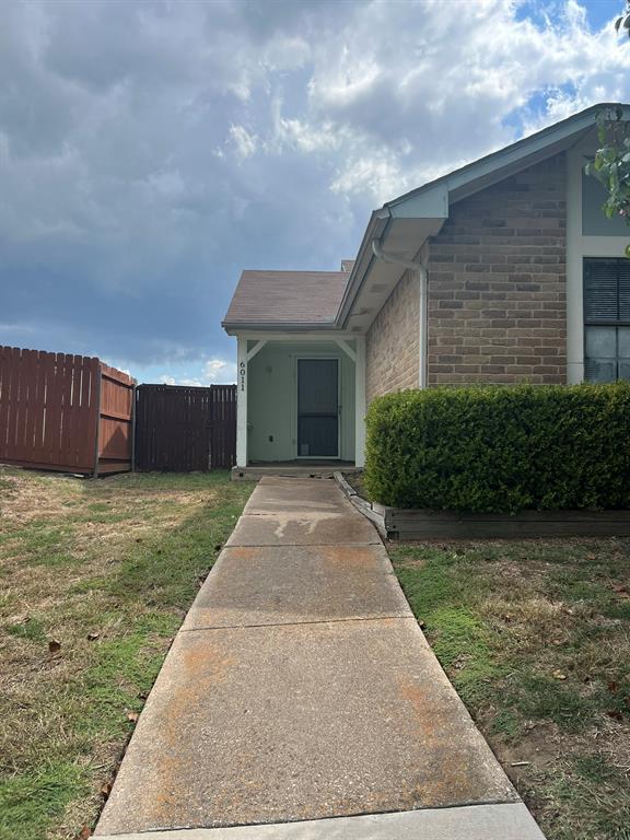 a front view of house with yard