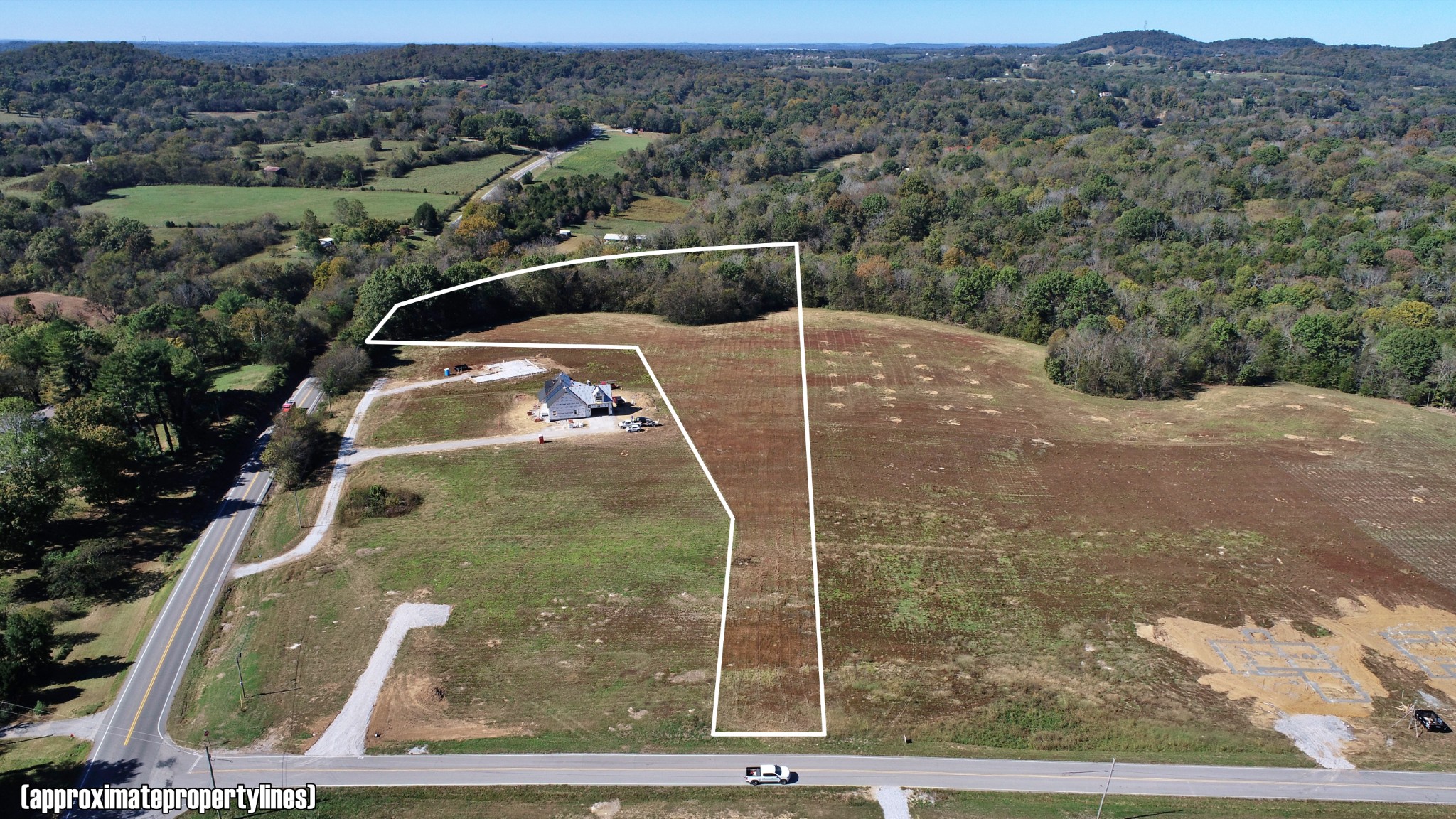 an aerial view of a yard