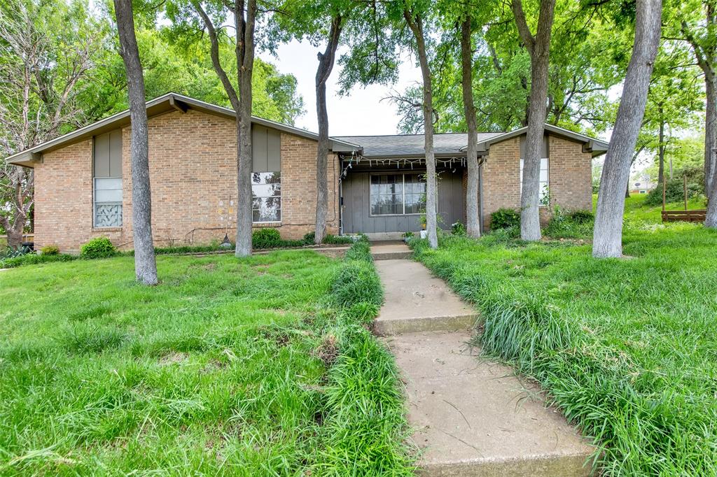 a view of a back yard of the house