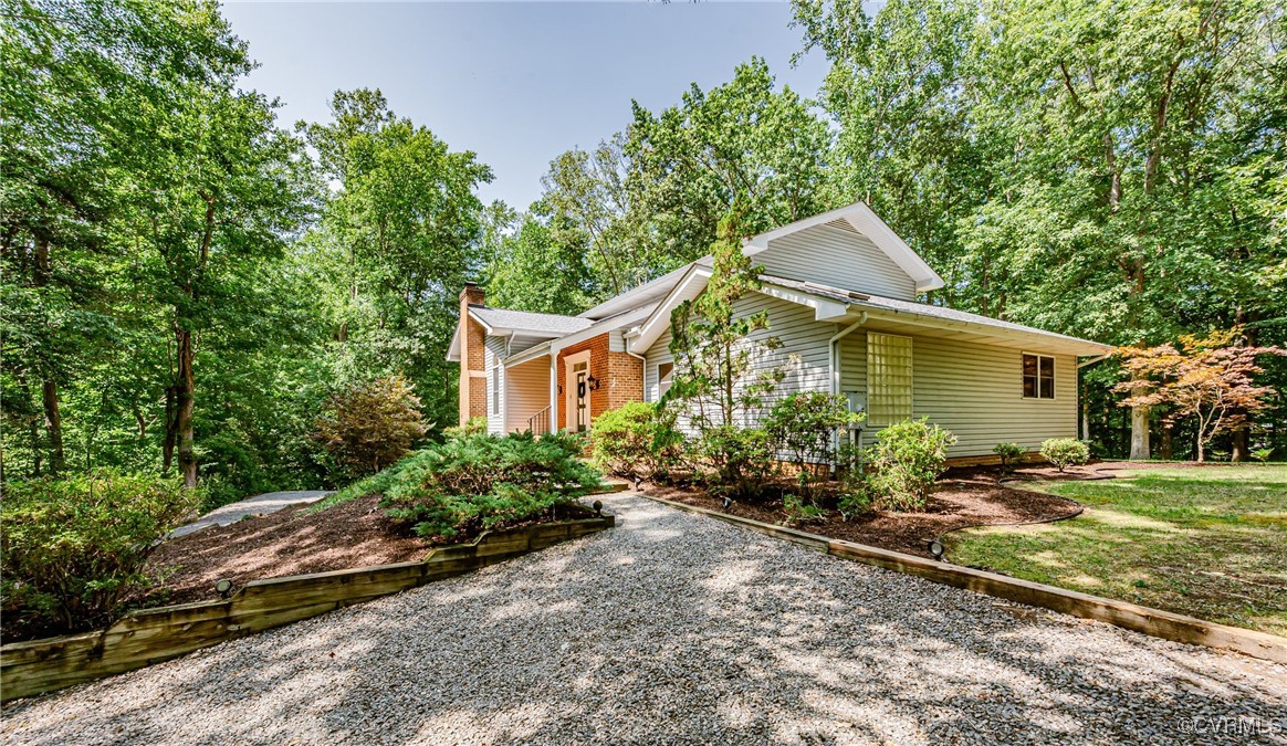 a view of a house with backyard and garden