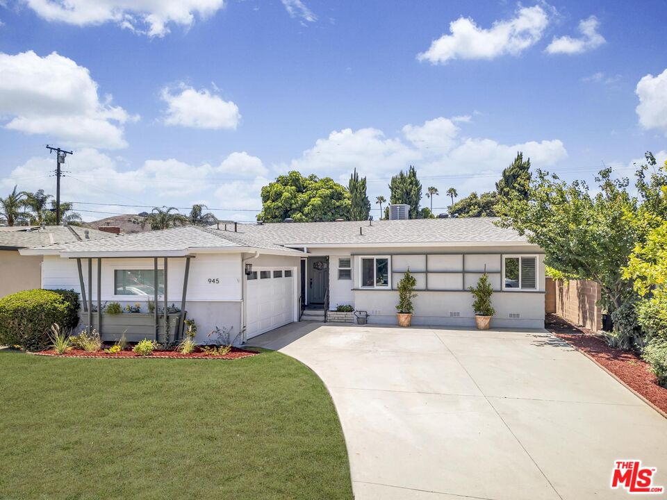 a view of house with outdoor entertaining spaces