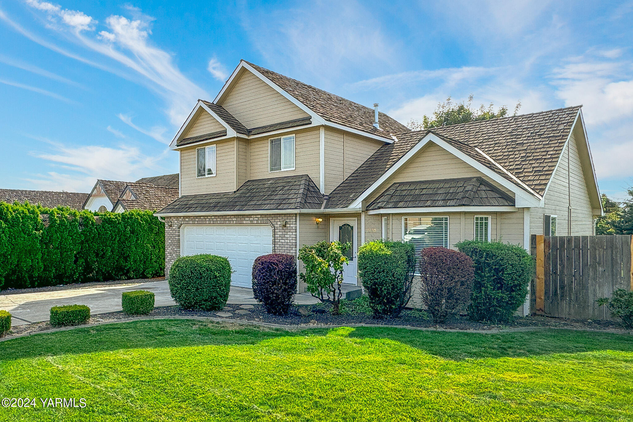 a view of a yard in front of house