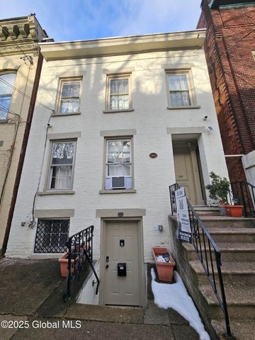 $1,650 | 155 Chestnut Street, Unit 2 | Center Square