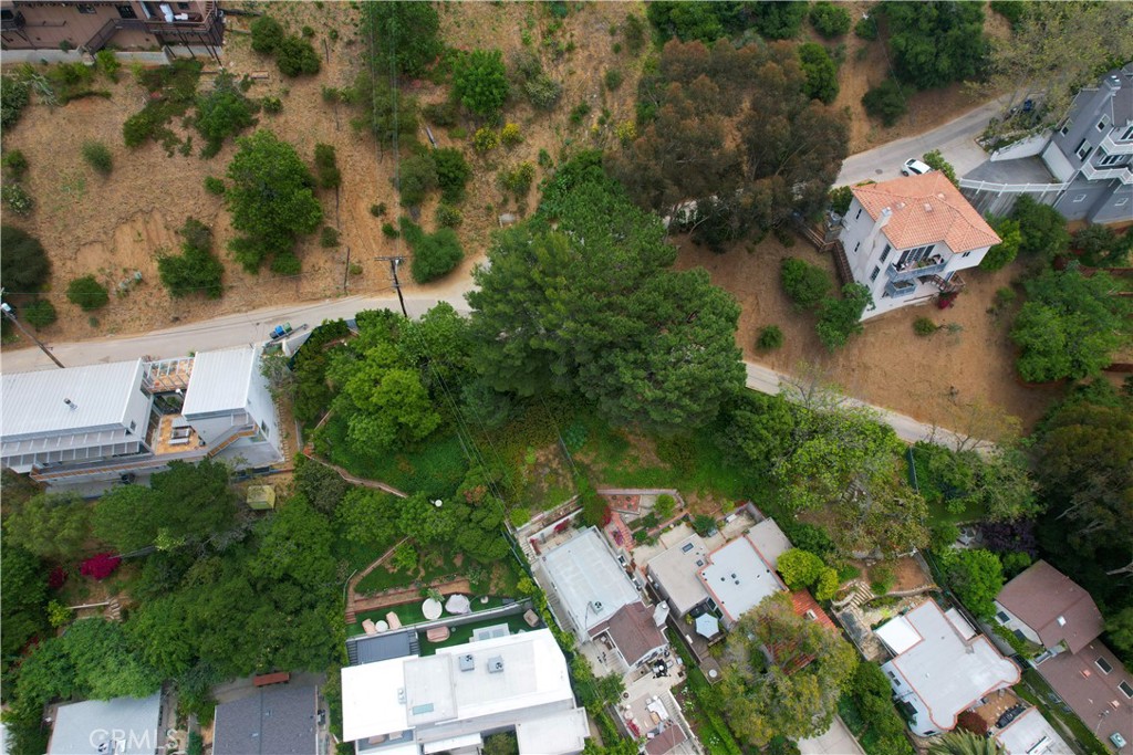 an aerial view of a house with outdoor space and lake view