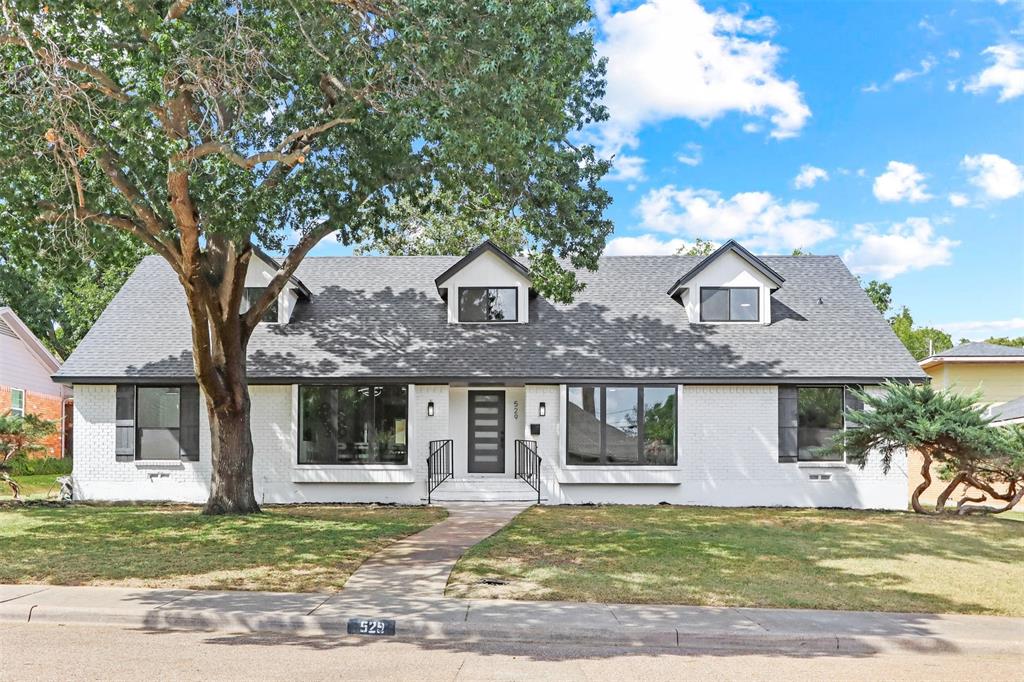 View of front facade featuring a front yard