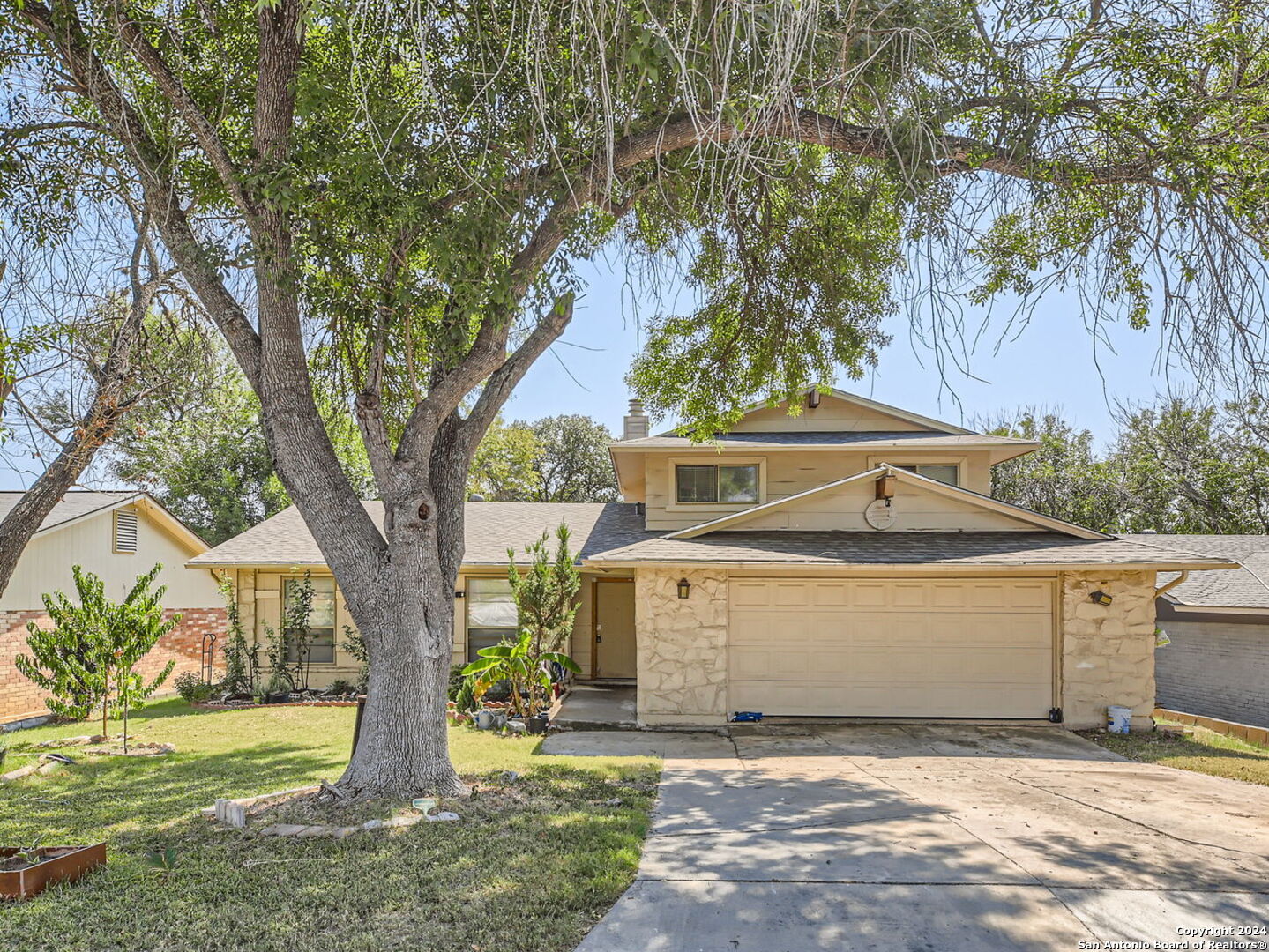 a view of a house with a yard