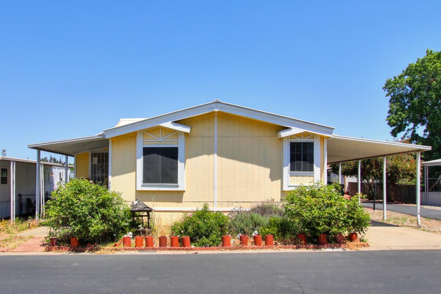 a front view of house with garage and yard