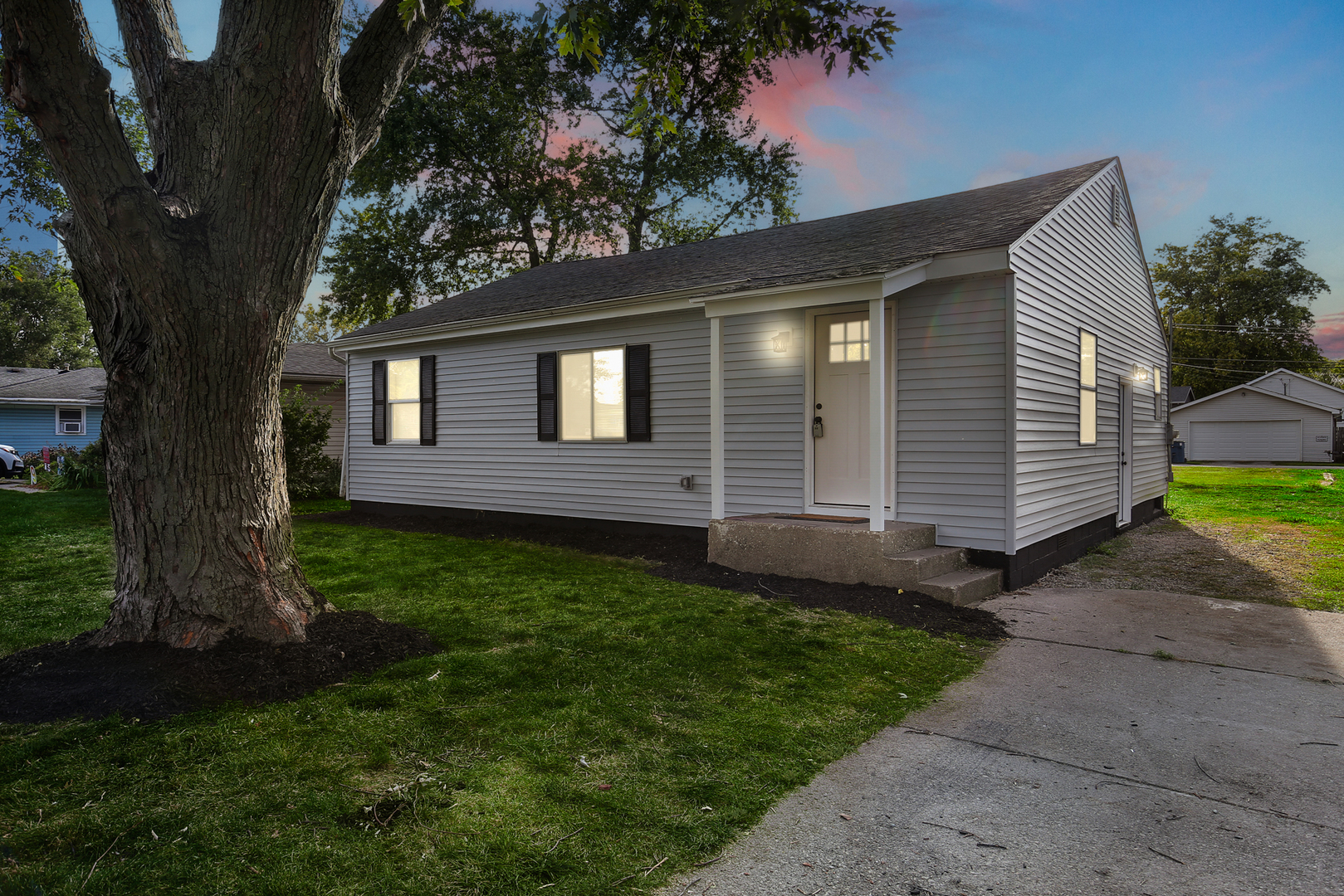 a view of a house with a yard