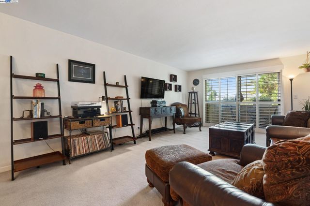 $425,000 | 955 Shorepoint Court, Unit 315 | Alameda South Shore