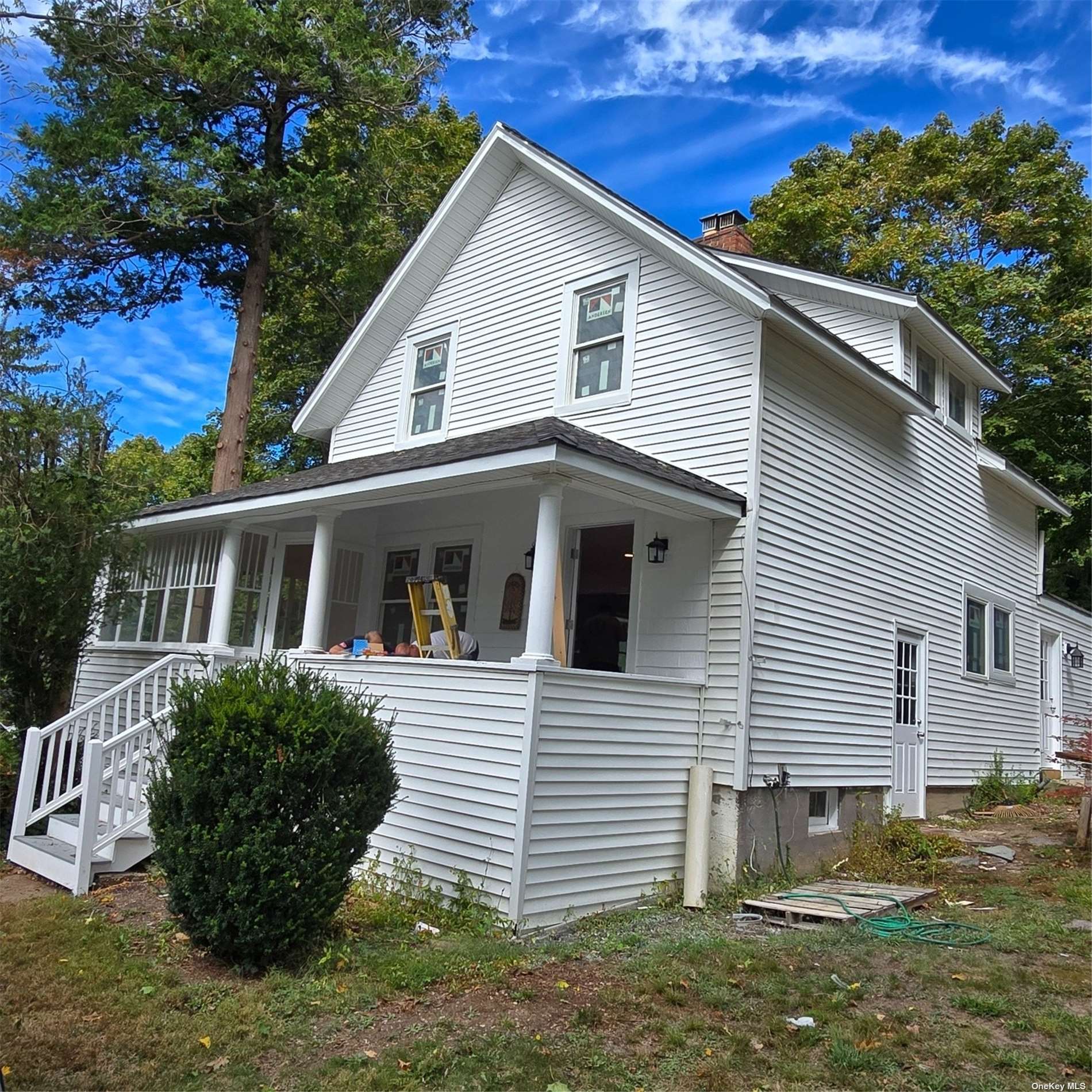 a view of a house with a yard