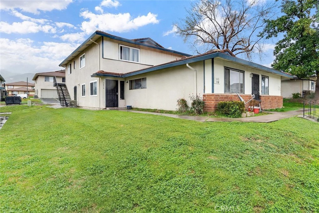 a view of a house with a yard