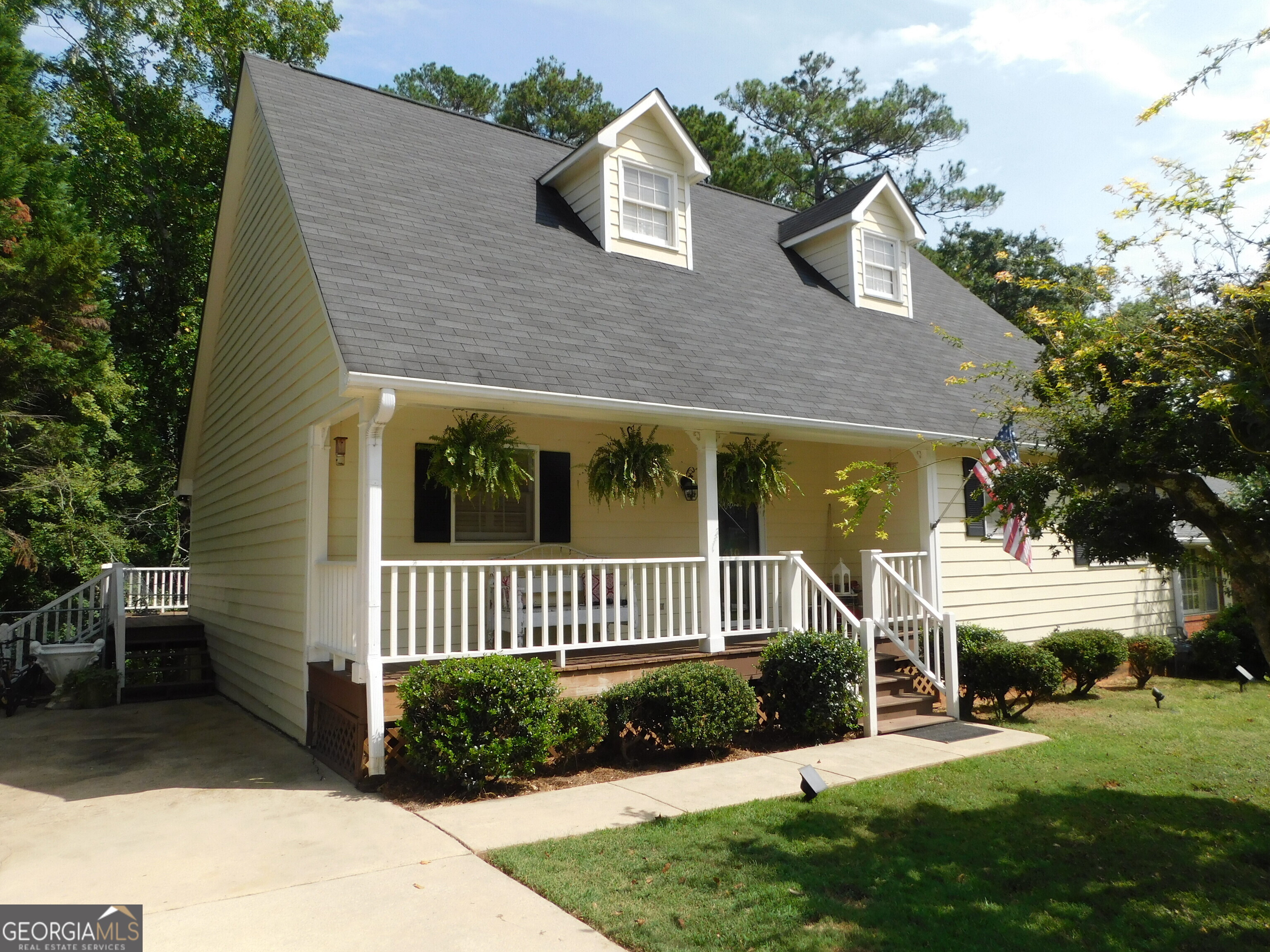 a view of a house with a yard