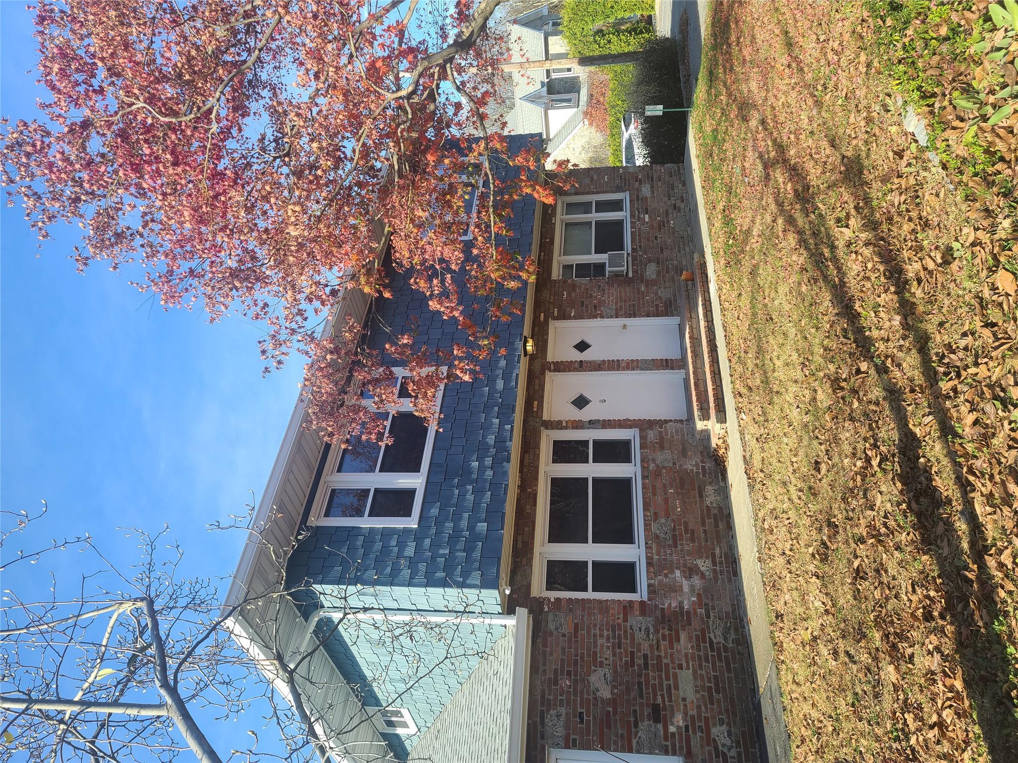 View of front facade featuring a front lawn