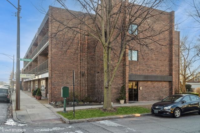 $2,300 | 4901 West Winona Street, Unit 2F | Forest Glen