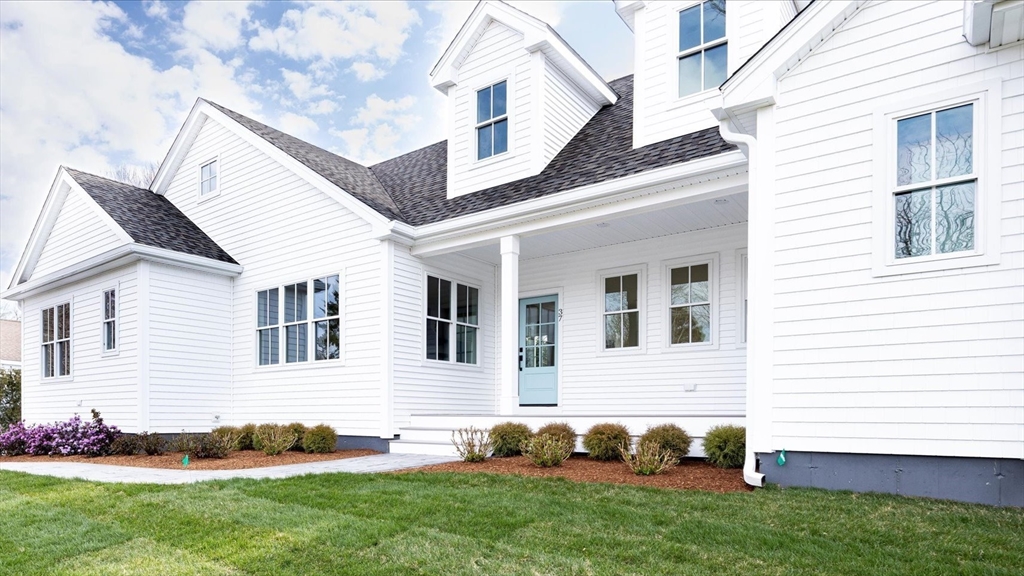 a view of a house with a backyard