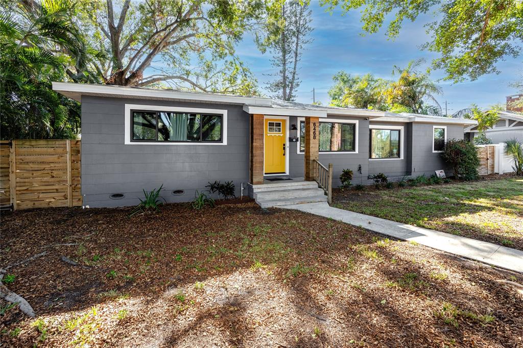 a view of a house with a yard