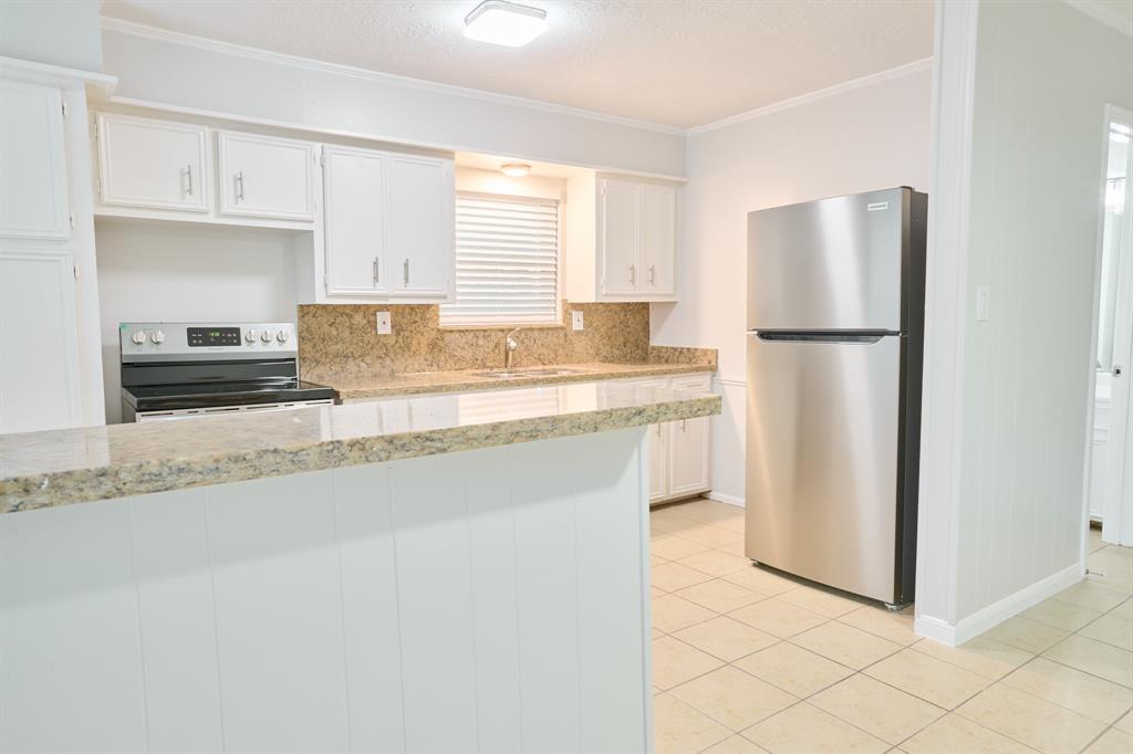 Large kitchen with new appliances.