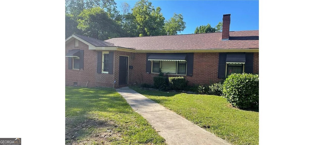 a view of a house with a yard